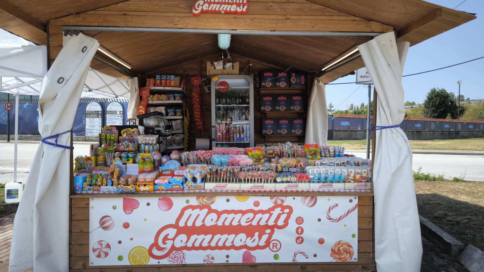 Momenti Gommosi attende i tifosi del Napoli nello store allestito nei pressi del Palazzetto dello Sport. Tante sorprese per i piccoli supporters azzurri.